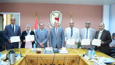 تكريم الكليات الفائزة بخدمة المجتمع وتنمية البيئة بجامعة سوهاج (صور)