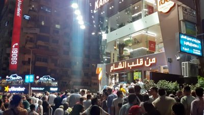 غلق مطعم كرم الشام المهندسين، تكدس المواطنين يمنع تنفيذ القرار (فيديو وصور)
