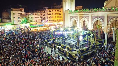 الآلاف يتوافدون على ساحة الأحمدي بطنطا للاحتفال بمولد السيد البدوي (فيديو)