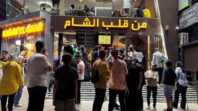 الزحمة خفت وأشباه النجوم حاضرين، إقبال علي كرم الشام بعد أزمة الغلق (صور)