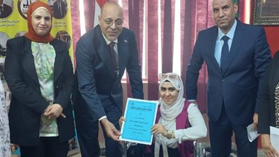 وزير العمل يُسلم 55 عقد عمل لذوي الهمم بالإسماعيلية