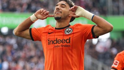 يغرد وحيداً، عمر مرموش يتصدر قائمة هدافي الدوري الألماني