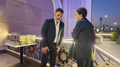 عمرو مصطفى أول الحاضرين في عزاء الشاعر أحمد علي موسى (صور)