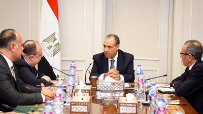 وزير الخارجية يجتمع مع إدارة السودان بالوزارة لمناقشة الأزمة الحالية