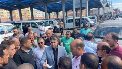 رئيس دمياط الجديدة يتابع التزام قائدي سيارات الأجرة بالتعريفة المقررة