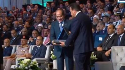 وزير الصحة يسلّم الرئيس السيسي نسخة من الاستراتيجية الوطنية للصحة والسكان