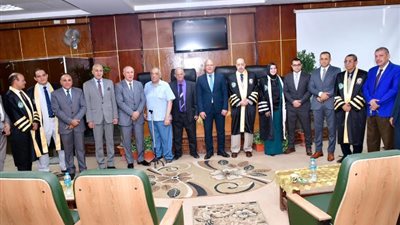 رئيس جامعة سوهاج يشهد مناقشة رسالة ماجستير عن الأداء التشغيلي للشركات المصرية (صور)