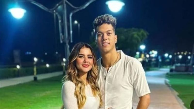 إمام عاشور وزوجته
