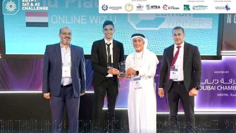 الطالب محمد هاني يتسلم الجائزة