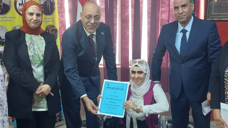 تسليم 55 عقد عمل لذوي همم
