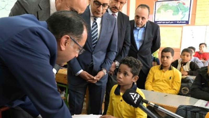 رئيس الوزراء بين الطلاب