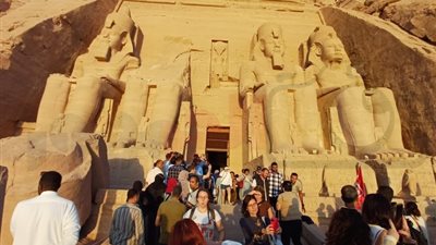 لمدة 20 دقيقة، بدء تعامد الشمس على وجه رمسيس بقدس أقداس بمعبد أبو سمبل