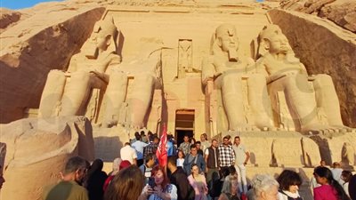 طوابير السياح تشاهد تعامد الشمس على وجه رمسيس الثاني بمعبد أبو سمبل