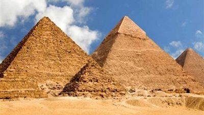 «المومياوات هى الدليل» أستاذ آثار يكشف حقيقة بناء العمالقة للأهرامات