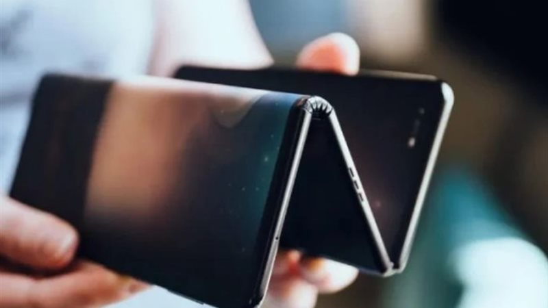 هاتف قابل للطي - صورة أرشيفية