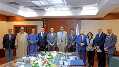 محافظ سوهاج يجتمع مع عدد من أعضاء مجلس الشيوخ والنواب (صور)