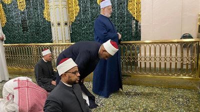 وكيل الأزهر الشريف يزور المسجد النبوي والروضة الشريفة