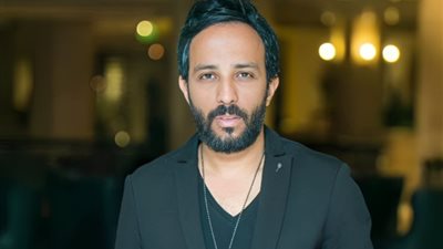تامر حسني وحمادة هلال يواسيان أحمد عصام قبل تشييع جثمان والدته