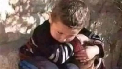 مشهد مؤثر، طفل فلسطيني يحتضن أخته أثناء غارة للاحتلال في غزة (صورة)