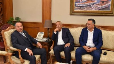 محافظ بورسعيد يستقبل رئيس النادي المصري ونائبيه