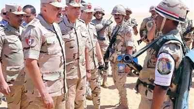 رئيس أركان حرب القوات المسلحة يتفقد إجراءات التأمين على الاتجاه الاستراتيجي الجنوبي
