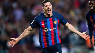 برشلونة يتقدم بالهدف الأول في شباك ريال مدريد عن طريق ليفاندوفيسكي