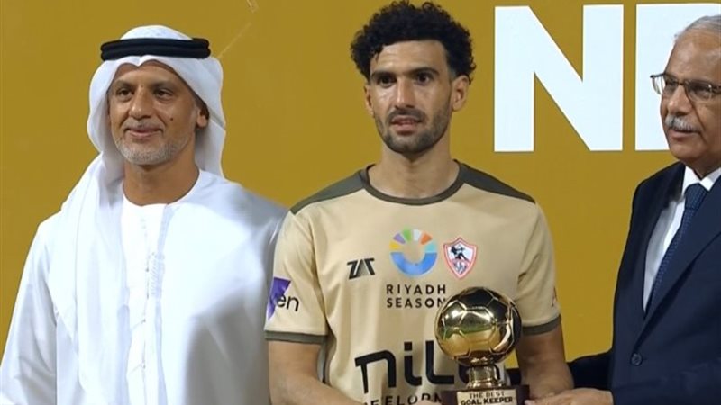 محمد عواد أثناء تسلم الجائزة