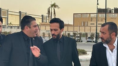 محمد العمروسي ومجدي بدر، أول الحاضرين لعزاء والدة أحمد عصام