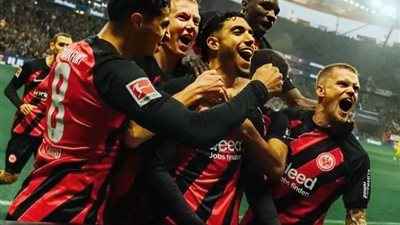 بهدف جوتزه، تقدم زملاء مرموش على برلين في الشوط الأول بالدوري الألماني