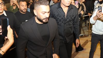 الحزن يسيطر على تامر حسني في عزاء والدة الفنان أحمد عصام