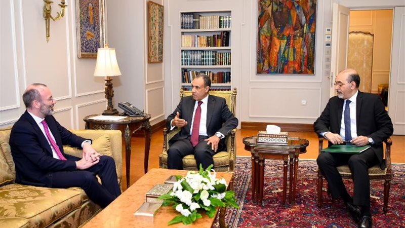 وزير الخارجية يستقبل رئيس مجموعة حزب الشعب الأوروبي بالبرلم