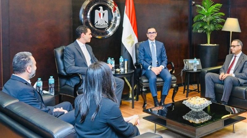 وزير الاستثمار أثناء اللقاء