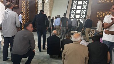 وصول جثمان الفنان حسن يوسف إلى مسجد الشرطة (صور)