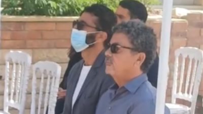 بالكمامة، خالد النبوي أول حضور مراسم دفن مصطفى فهمي (صور)