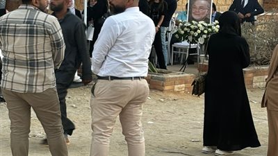 شاهد لحظة دفن الفنان حسن يوسف بمقابر العائلة