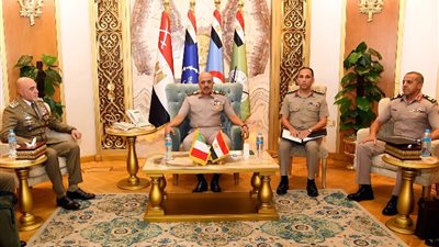 الفريق أحمد خليفة رئيس أركان حرب القوات المسلحة يلتقى قائد القوات البرية الإيطالية