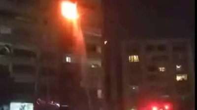 الحماية المدنية تستخدم سلم هيدروليكي للسيطرة على حريق شقة مرتفعة بالنزهة