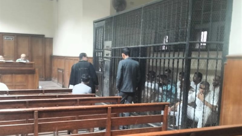 المتهمين داخل قفص الاتهام وقت الجلسة