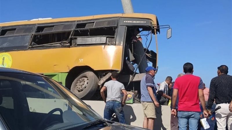حادث تصادم أتوبيس بعمود إنارة
