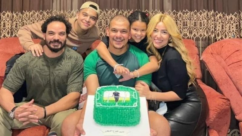 عبد الواحد السيد يحتفل مع أسرته بعودته إلى مصر