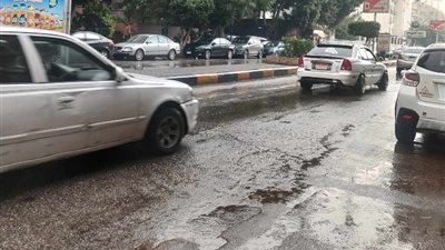 هطول أمطار على القاهرة والجيزة وتكدس مروري في الشوارع