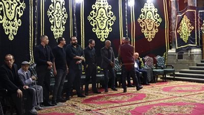 «فولة واتقسمت نصين»، شقيق حسن يوسف يستقبل عزاء الفنان الراحل (صور)