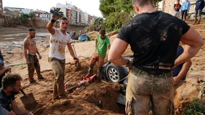 فيضانات فالنسيا، إسبانيا تنشر 10 آلاف جندي وشرطي لإنقاذ الضحايا والعالقين
