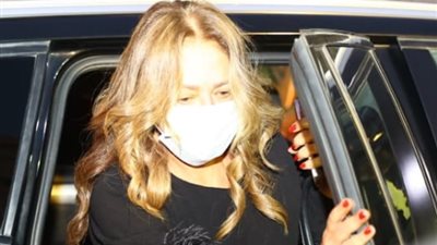 يسرا وليلى علوى يقدمان واجب العزاء في وفاة مصطفى فهمي (صور)