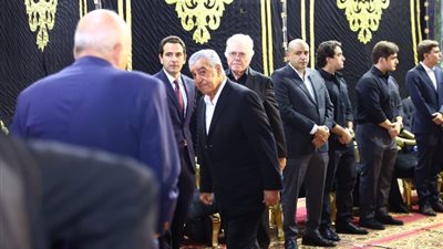 زاهي حواس يقدم واجب العزاء لأسرة الفنان مصطفى فهمي
