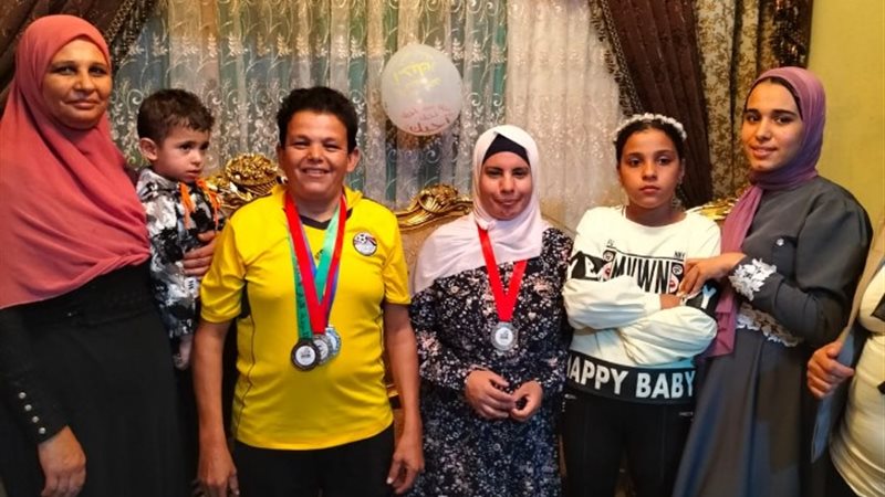 محمد ونجلاء وسط عائلتهم