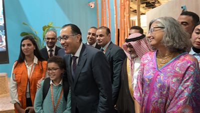 رئيس الوزراء يلتقط صورة تذكارية مع أصغر متطوع في المنتدى الحضري العالمي