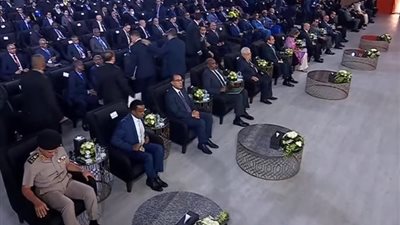 الرئيس السيسي يصل مقر المنتدى الحضري برفقة أبو مازن والبرهان والعليمي