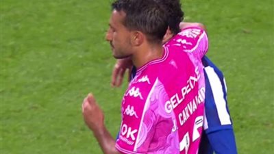 أخلاق رياضية نادرة، لاعب يرفض التسجيل بعد إصابة المنافس (فيديو)