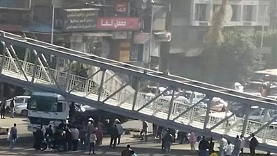 طلع كوبري المشاة بميكروباص.. شوف حصل ايه في السواق؟